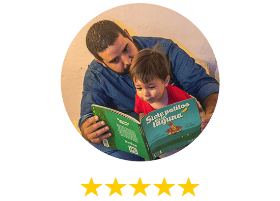 Fotografía de un niño de 4 años y su padre leyendo el libro Siete Patitos en la laguna