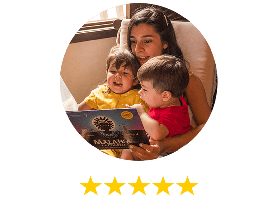 Fotografía de dos niños y su mamá leyendo el libro Malika 